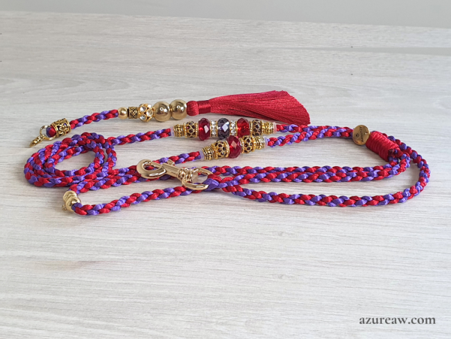 Laisse mousqueton Ø4 mm entièrement tressée à la main en rouge et violet avec poignée, perles et pompon amovible