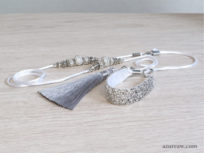 Laisse d’exposition satin blanc, perles strass argentées et blanches, sous-gorge pailleté et pompon argenté. – Azureaw