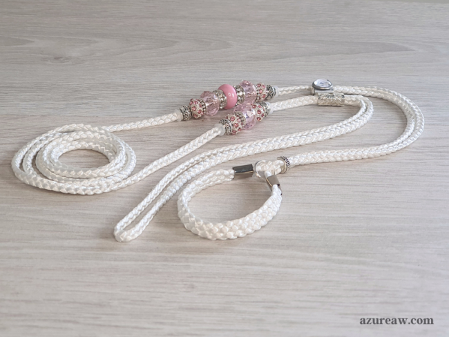 Laisse d’exposition canine Éclat Rosé Azureaw, blanche avec perles, entièrement tressée main.