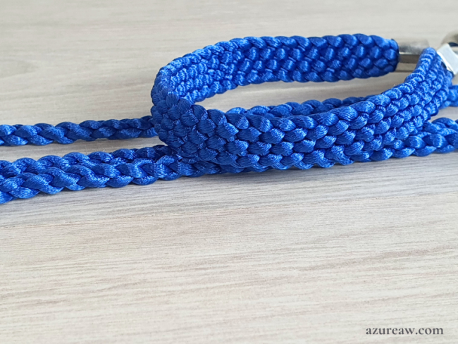 Laisse d’exposition bleu roi  Azureaw avec sous-gorge, sans perles et finition argentée.