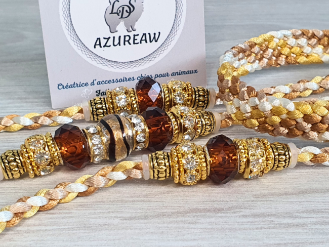 Laisse d’exposition tressée Caramel, champagne, ivoire et doré avec perles Azureaw Laisse d’exposition Perle d’Ambre Azureaw, tressage Caramel, champagne, ivoire et doré avec perles.