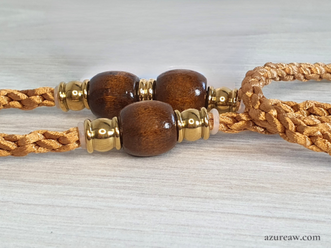 Perles bois et finition dorée sur laisse d’exposition Élégance Caramel