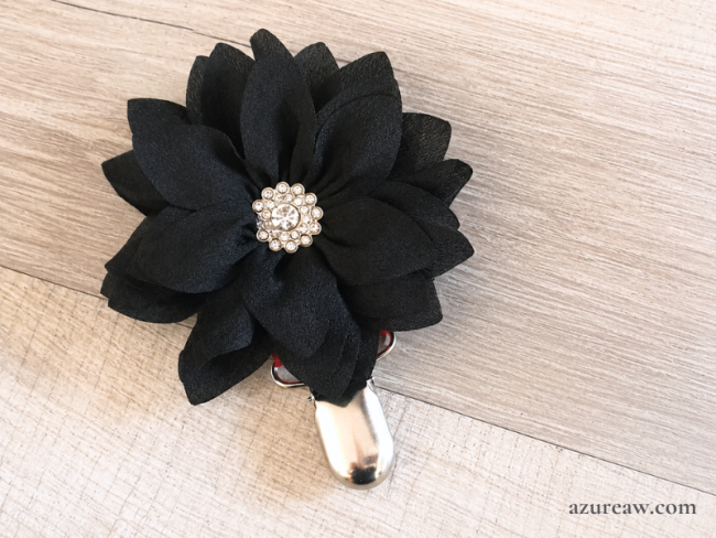 Broche Porte numéros - Fleur noire sublimée de strass - Fait main 