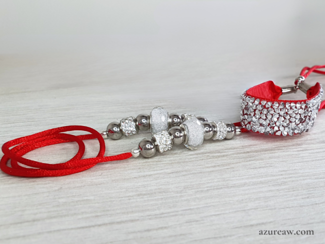 Laisse d’exposition Rouge argentée en cordon de satin avec perles, sous-gorge pailleté et une poignée – Azureaw Laisse d’exposition en cordon de satin rouge, perles argentées, sous-gorge pailleté et une poignée. – Azureaw