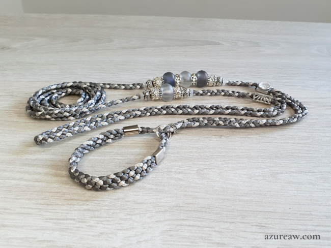 Laisse d’exposition canine Brume d'Argent Azureaw, Gris argenté avec perles, entièrement tressée main.