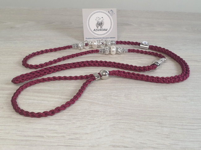 Laisse d’exposition tressée transparentes, blanches nacrées et argentée Azureaw Laisse d’exposition Lumière Prune Azureaw, tressage prune avec perles transparentes, blanches nacrées et argentée.