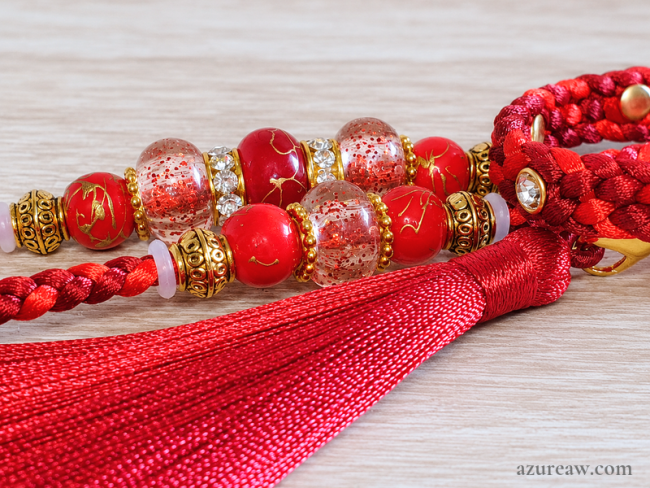 Laisse d’exposition canine Prestige Bordeaux Azureaw, rouge et bordeaux avec sous-gorge strass, perles et pompon assorti, entièrement tressée main.