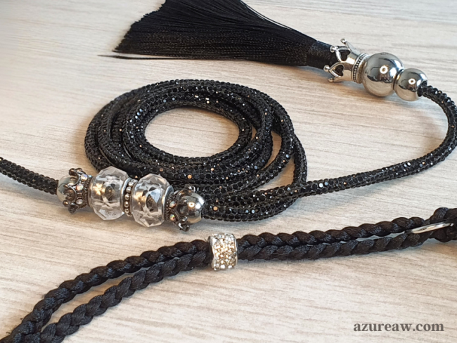 Détail collier tressé et cordon scintillant sur laisse exposition noir pour mini chien 