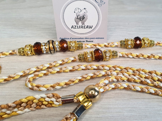 Laisse d’exposition tressée Caramel, champagne, ivoire et doré avec perles Azureaw Laisse d’exposition Perle d’Ambre Azureaw, tressage Caramel, champagne, ivoire et doré avec perles.
