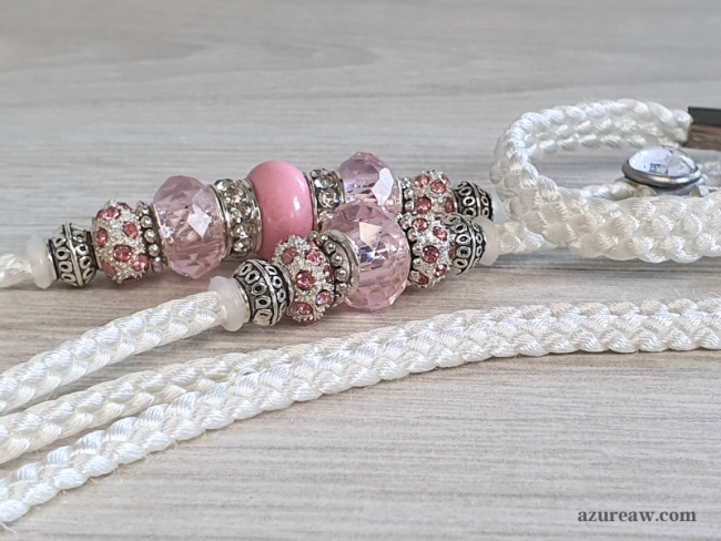 Laisse d’exposition canine Éclat Rosé Azureaw, blanche avec perles, entièrement tressée main.