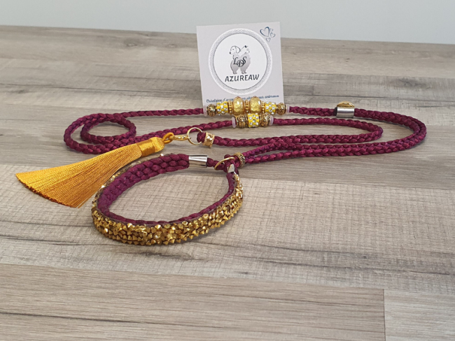 Laisse d’exposition Prune Lumière – Prune et finitions dorées Azureaw Laisse d’exposition prune Azureaw avec sous-gorge pailleté doré, perles et pompon dorés