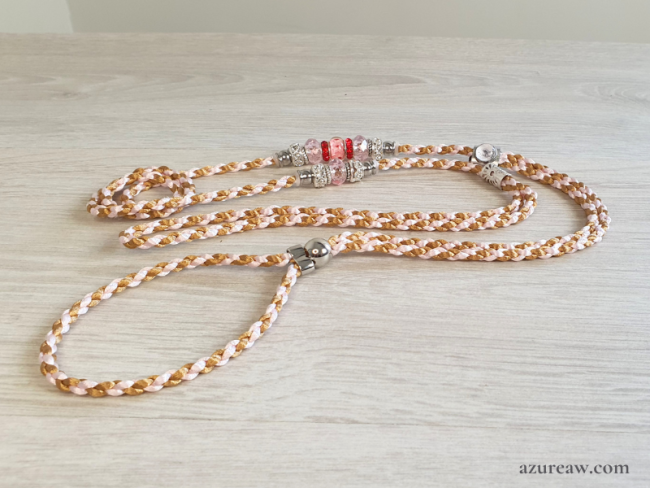 Laisse d’exposition Tendresse Caramel Azureaw, tressage caramel et rose poudré avec perles lumineuses et argentées. 