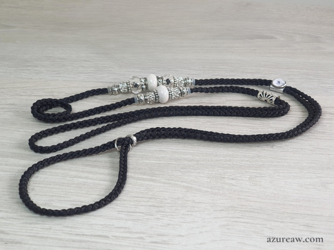 laisse présentation noire avec perles transparentes et nacrées Azureaw