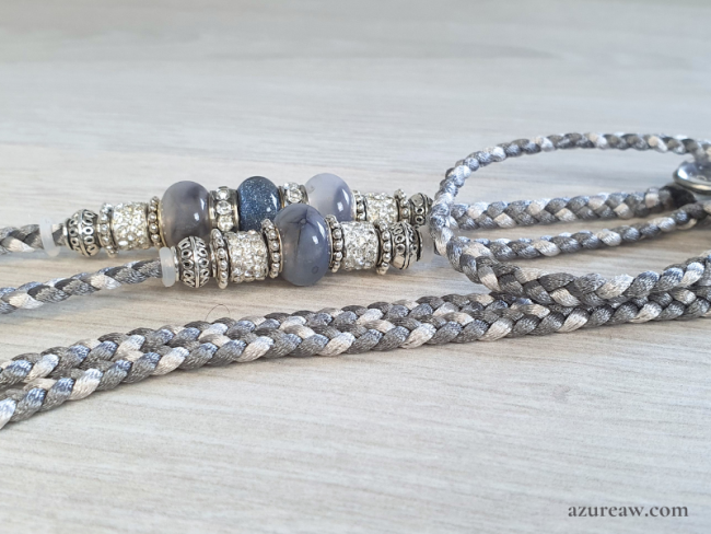 Laisse d’exposition canine Azureaw tressée gris et argent avec perles, entièrement tressée main. Laisse d’exposition canine Élégance Argentée Azureaw, gris et argent avec perles, entièrement tressée main.