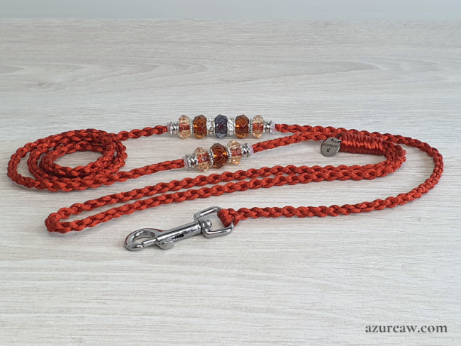 Laisse mousqueton Ø4 mm entièrement tressée à la main en terracotta avec perles et finition argentée.