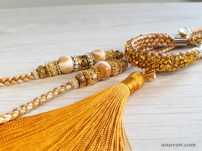 Laisse d’exposition canine Éclat d'Ambre Azureaw, un tressage Caramel et champagne avec sous-gorge pailleté, perles et pompon assorti , entièrement tressée main.