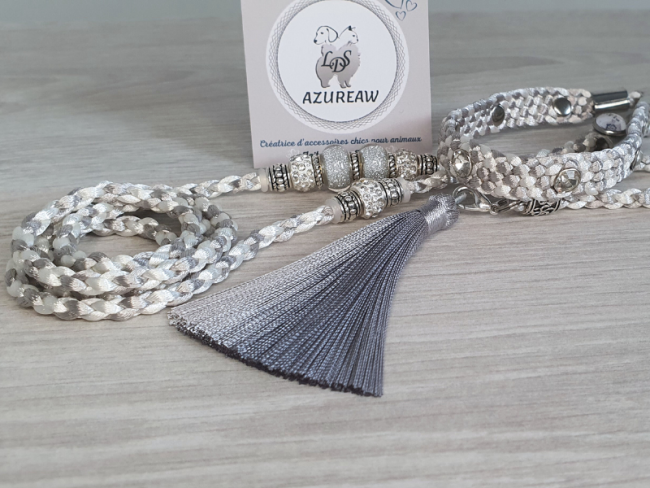 Laisse d’exposition blanche et argent avec perles, strass au sous-gorge et pompon argenté – modèle Étoile Argentée