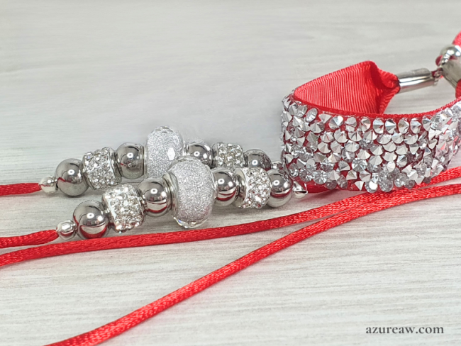 Laisse d’exposition Rouge argentée en cordon de satin avec perles, sous-gorge pailleté et une poignée – Azureaw Laisse d’exposition en cordon de satin rouge, perles argentées, sous-gorge pailleté et une poignée. – Azureaw