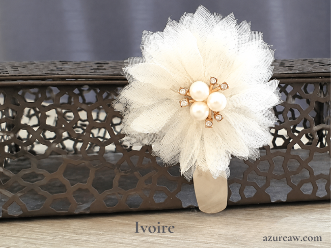 Broche porte-numéro Fleur perles et strass Ivoire Azureaw- Fait main