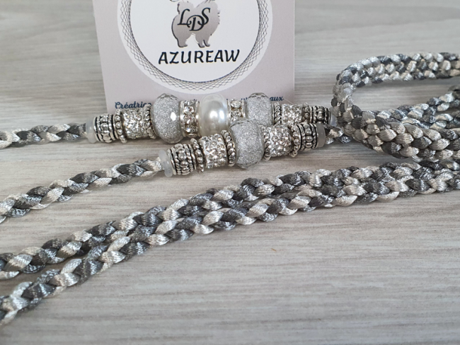 Laisse d’exposition tressée gris & argent avec perles argentées et blanches Azureaw, entièrement tressée main. Laisse d’exposition canine Reflet D'argent Azureaw, grise argentée avec perles, entièrement tressée main.