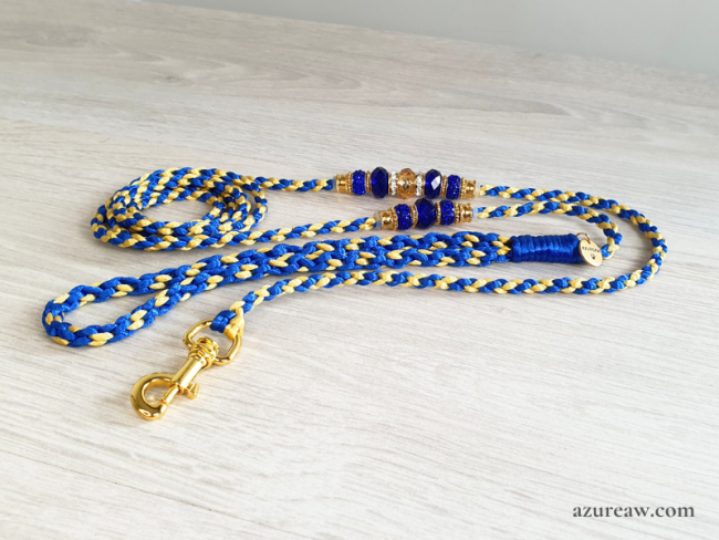 Laisse mousqueton Saphir Royal Azureaw, un tressage fait main bleu roi & doré avec perles et poignée confort.