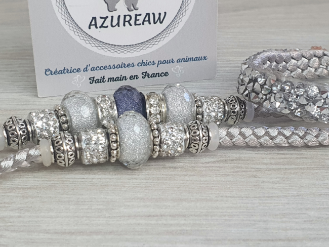 Laisse d’exposition canine Azureaw tressée argent avec perles et pailleté au sous-gorge, entièrement tressée main. Laisse d’exposition canine Éclat d’Argent Azureaw, avec perles et pailleté au sous-gorge, entièrement tressée main.