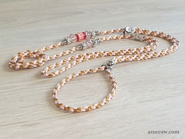 Laisse d’exposition Tendresse Caramel Azureaw, tressage caramel et rose poudré avec perles lumineuses et argentées. 