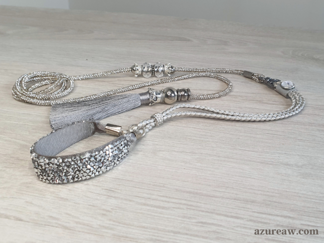 Détail laisse expo scintillante argent – Azureaw Détail pompon et cordon scintillant sur laisse exposition argent pour mini chien