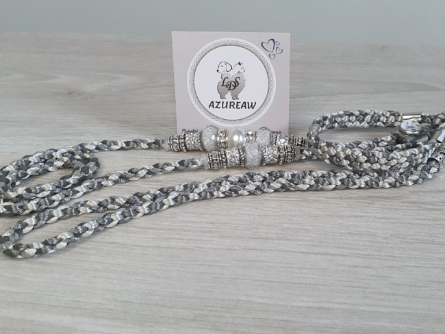 Laisse d’exposition tressée gris & argent avec perles argentées et blanches Azureaw Laisse d’exposition canine Reflet D'argent Azureaw, grise argentée avec perles, entièrement tressée main.