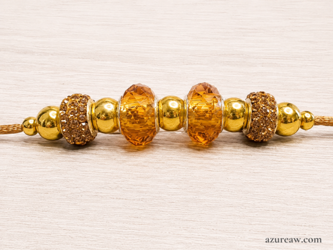 Laisse d’exposition cordon de satin caramel, perles champagne et dorées – Azureaw