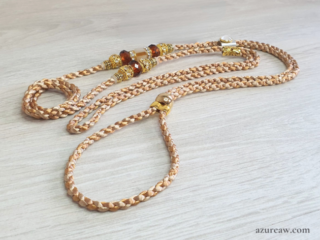 Laisse d’exposition Azureaw tressée champagne et caramel avec perles ambrées, entièrement tressée main. Laisse d’exposition canine Douceur d’Ambre Azureaw, champagne et caramel avec perles ambrées, entièrement tressée main.