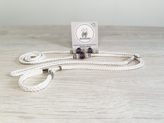 Laisse d’exposition canine Azureaw tressée blanche avec perles, entièrement tressée main. Laisse d’exposition canine Douceur Prune Azureaw, blanche avec perles, entièrement tressée main.