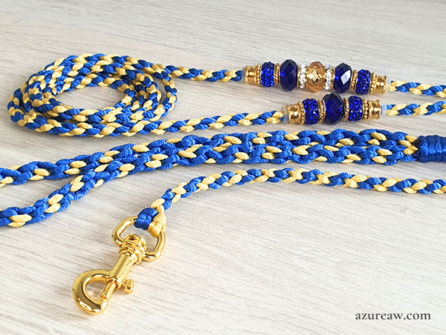 Laisse mousqueton Saphir Royal Azureaw, un tressage fait main bleu roi & doré avec perles et poignée confort.