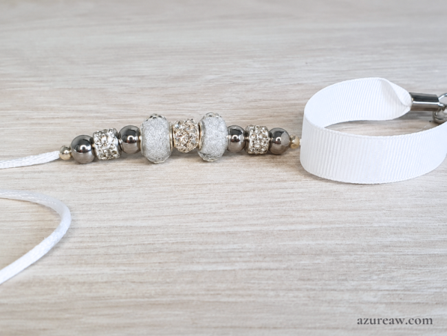 Laisse d’exposition Azureaw blanche avec perles et sous-gorge  – Neige d'argent