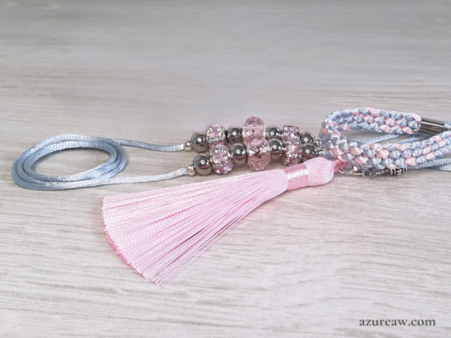 Laisse d’exposition argent et rose avec perles, pompon et sous-gorge tressé – Rose d’Argent