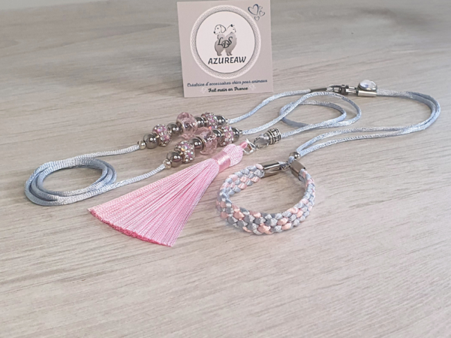 Laisse d’exposition argent et rose avec perles, pompon et sous-gorge tressé – Rose d’Argent