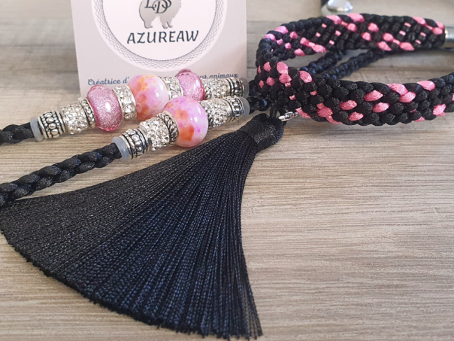 Laisse d’exposition ÉBÈNE ROSÉE – Noir et rose avec pompon | Azureaw Laisse d’exposition ÉBÈNE ROSÉE noir avec perles roses et argent et pompon noir | Azureaw
