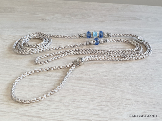 Laisse d’exposition Azur Boréal Azureaw, tressage Argenté avec perles bleues, turquoises et argentées.