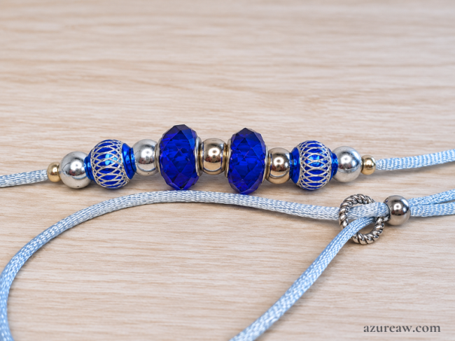 Laisse d’exposition cordon de satin gris bleu, perles marine et argentées – Azureaw