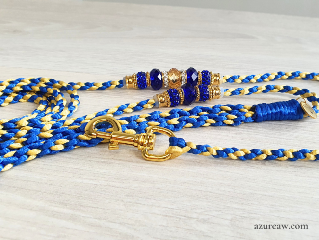 Laisse mousqueton Saphir Royal Azureaw, un tressage fait main bleu roi & doré avec perles et poignée confort.