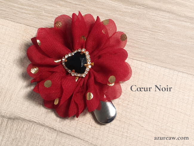 Broche porte-numéro Azureaw Fleur bordeaux dorée, cœur noir - Fait main Broche porte-numéro Azureaw Fleur bordeaux dorée, cœur noir - Fait main