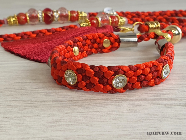 Laisse d’exposition Prestige Bordeaux Azureaw, tressée à la main aux nuances rouge bordeaux avec perles et pompon
