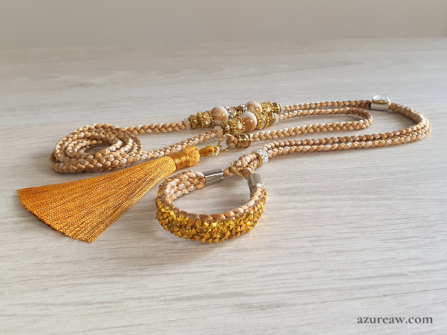 Laisse d’exposition canine Éclat d'Ambre Azureaw, un tressage Caramel et champagne avec sous-gorge pailleté, perles et pompon assorti , entièrement tressée main.