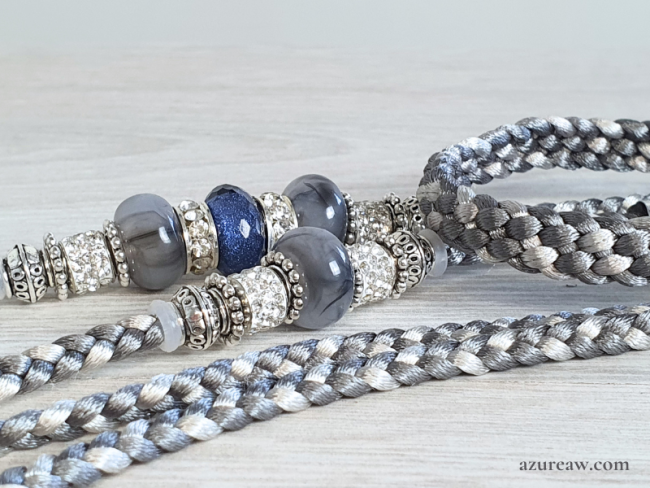 Laisse d’exposition Éclat d'Argent  Azureaw, tressage fait main gris argenté avec perles et sous-gorge.