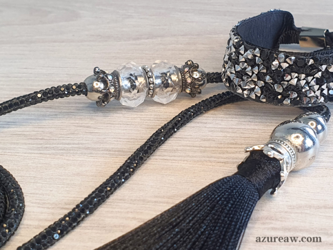 détail laisse scintillante noir avec perles pour mini chien 