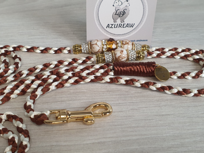 Laisse mousqueton Noisette d’Ivoire Azureaw, un tressage noisette & ivoire avec perles champagne, marbrées et finition dorée