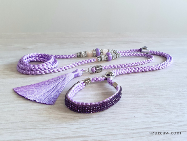 Laisse d’exposition Luxe Cristal Éclat de Lilas, tressée à la main parme avec sous-gorge strassée pour moyen chien.