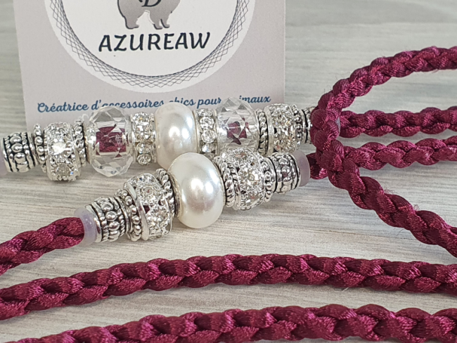 Laisse d’exposition tressée transparentes, blanches nacrées et argentée Azureaw Laisse d’exposition Lumière Prune Azureaw, tressage prune avec perles transparentes, blanches nacrées et argentée.