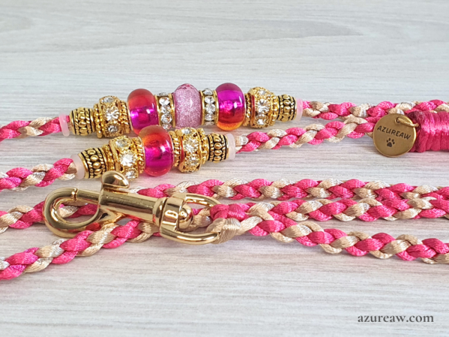 Laisse mousqueton Rose champagne Azureaw, un tressage fait main avec perles.