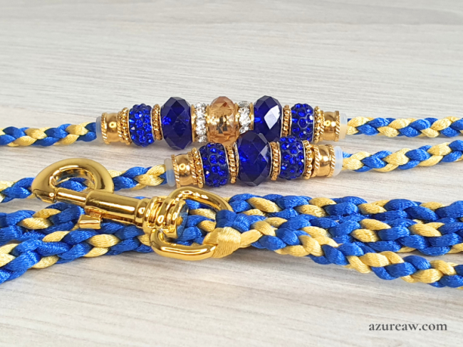 Laisse mousqueton Saphir Royal Azureaw, un tressage fait main bleu roi & doré avec perles et poignée confort.